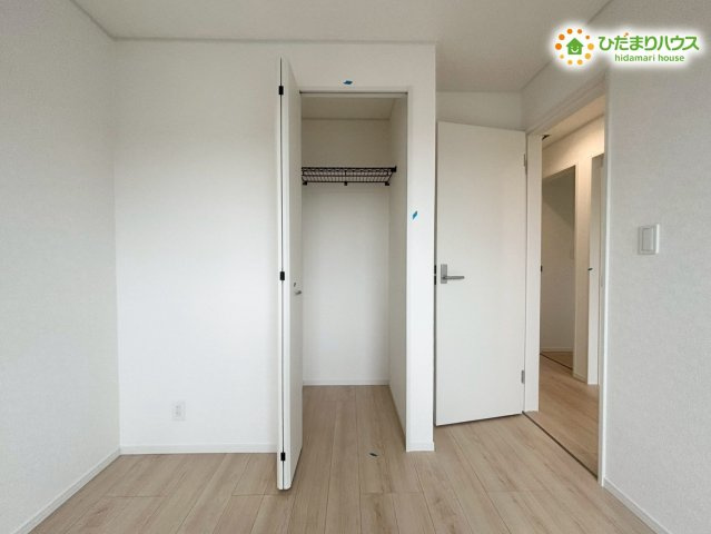鴻巣市鴻巣　第1　新築一戸建て　クレイドルガーデン　02の収納|奥行きを活かして効率よく物を仕舞える収納クローゼットです！ハンガーパイプが付いているのでお気に入りの衣類もしわを作らず収納できますよ。お部屋の居住スペースを広く使うための強い味方ですね♪