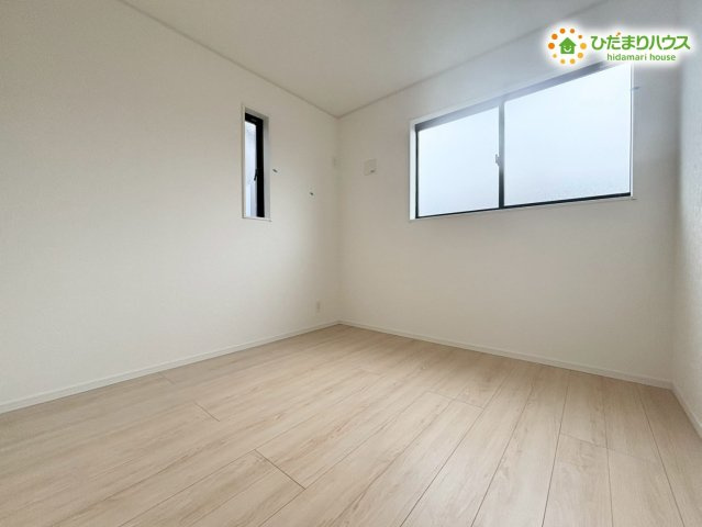 鴻巣市鴻巣　第1　新築一戸建て　クレイドルガーデン　02の子供部屋|小窓が配置された静かで集中しやすいお部屋です！プライバシーを守りつつ光を取り込めるため、お子様の勉強部屋にぴったりですよ。シンプルな間取りでベッドやデスクも配置しやすいデザインです♪