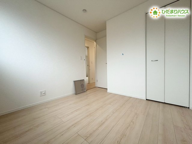 鴻巣市鴻巣　第1　新築一戸建て　クレイドルガーデン　02の洋室|木の温もりが感じられるナチュラルなお部屋です！シンプルなレイアウトなので、お好みの家具を自由に配置して楽しめますよ。お子様のお部屋としてはもちろん、趣味や作業の部屋としても大活躍します♪
