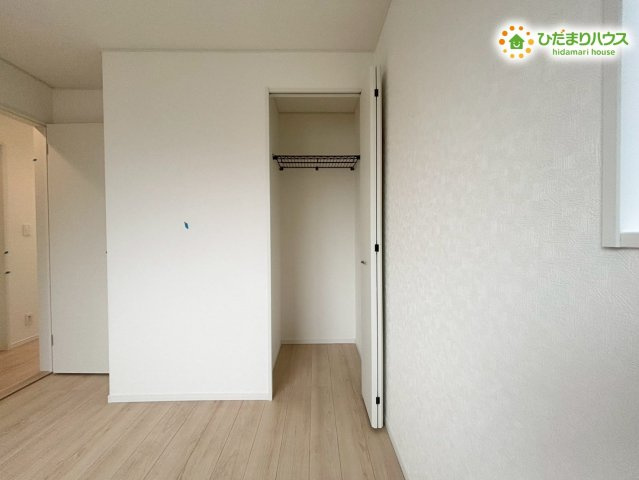 鴻巣市鴻巣　第1　新築一戸建て　クレイドルガーデン　02の収納|棚板とハンガーパイプを備えた機能的な収納エリアです！お洋服だけでなくカバンや季節物の小物まで一箇所にまとめて管理できますよ。出し入れがしやすく、毎日の身支度も効率よくこなせそうですね♪