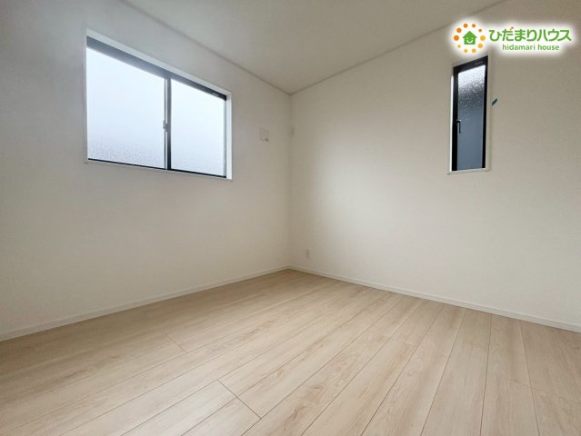 鴻巣市鴻巣　第1　新築一戸建て　クレイドルガーデン　02の洋室|小窓からの採光が心地よいスタイリッシュな洋室です！コンパクトながら機能的なつくりで、自分だけの空間を快適に整えられますよ。プライベートな時間を静かに過ごしたい方にもぴったりの部屋ですね♪