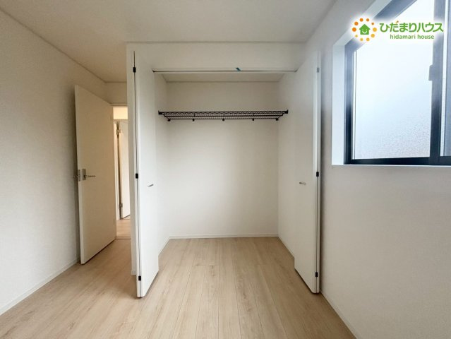 鴻巣市鴻巣　第1　新築一戸建て　クレイドルガーデン　02の収納|開口部が広く物の出し入れがスムーズに行える大型収納です！上部の棚スペースも有効に使えるため、スーツケースなどの大きな荷物もスッキリ納まりますよ。お家全体を綺麗に保つための頼もしい設備です♪