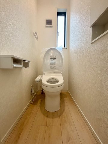 鴻巣市鴻巣　第1　新築一戸建て　クレイドルガーデン　02のトイレ|2階にも設置された大変便利なトイレ設備です！朝の忙しい時間帯も家族で取り合いにならず、スムーズに身支度を進められますよ。小窓から光が入り、いつでも清潔感のある空間が保たれています♪