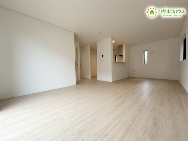 鴻巣市鴻巣　第1　新築一戸建て　クレイドルガーデン　02の居間・リビング|明るい光が差し込む広々としたリビングダイニングです！家具を置いてもゆったりとしたスペースが確保でき、家族みんなで自然と集まりたくなる居心地の良い空間です。お料理中も会話が弾みますね♪