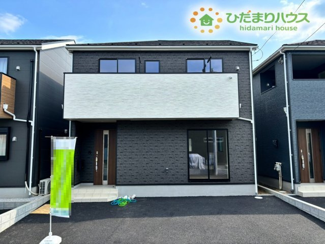 鴻巣市鴻巣　第1　新築一戸建て　クレイドルガーデン　02の外観|モダンでスタイリッシュな雰囲気が引き立つ建物の全景です！周辺環境とも綺麗に調和しており、すっきりとした印象を与えてくれます。毎日帰ってくるのが楽しみになるような魅力あふれるデザインですね♪