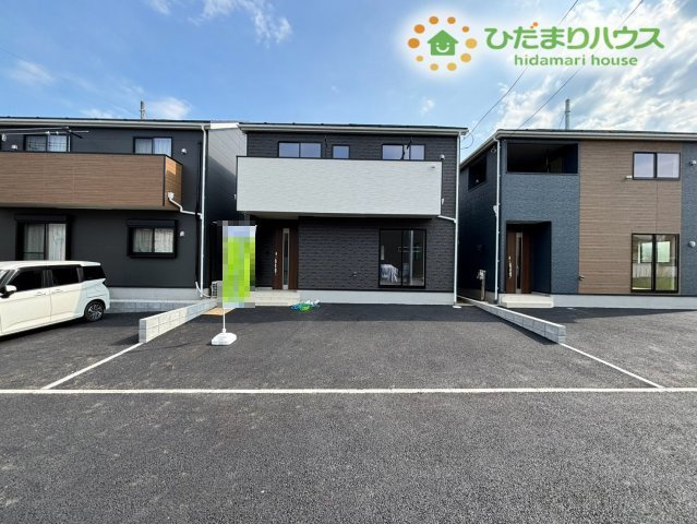 鴻巣市鴻巣　第1　新築一戸建て　クレイドルガーデン　02の駐車場|お車をしっかりと停められる広々とした駐車スペースです！平坦で幅にもゆとりがあるため、毎日の駐車もスムーズに行えますよ。ご家族のお車だけでなく、お友達が遊びに来た際にも大活躍してくれそうですね♪