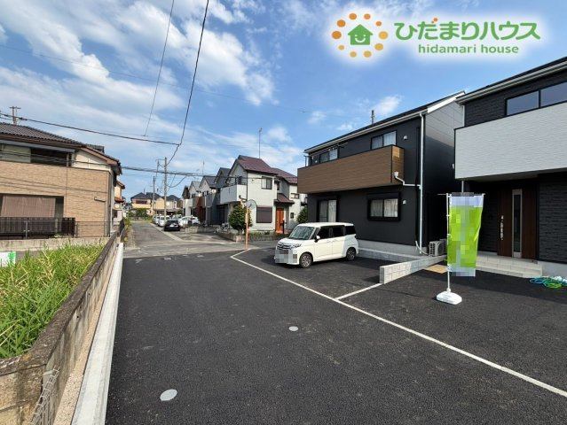鴻巣市鴻巣　第1　新築一戸建て　クレイドルガーデン　02の前面道路含む現地写真|見通しが良く落ち着いた道路に面した現地です！前面道路にゆとりがあるため、お車の出し入れやすれ違いも落ち着いて行えますよ。交通量も控えめなエリアですので、毎日安心して生活していただけます♪
