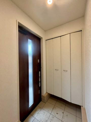 鴻巣市鴻巣　第1　新築一戸建て　クレイドルガーデン　02の玄関|明るく清潔感あふれる玄関ホールです！収納力の高いシューズボックスが設置されているため、靴や日用品をすっきりと整理できますよ。小窓から光が入り込み、いつでも気持ちよく家族やお客様を迎えられます♪