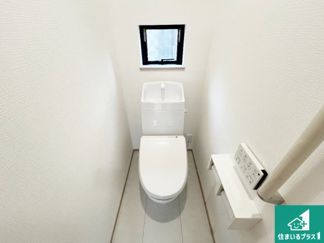 明石市二見町西二見　新築一戸建てのトイレ|1・2階の2ヶ所にあるので、朝の忙しい時間の順番待ちもなく、深夜の利用にも大変便利です。