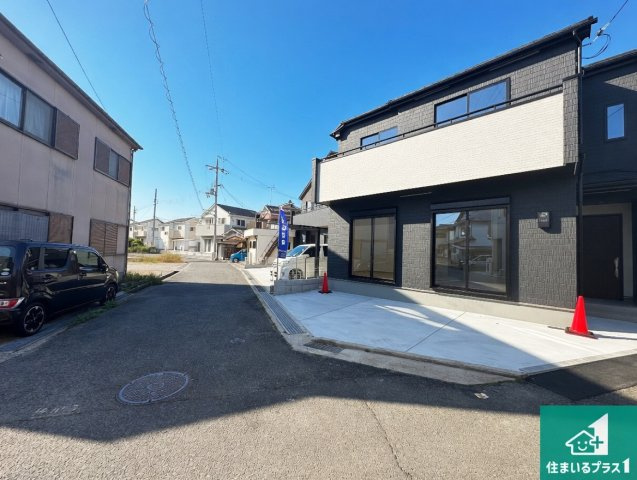 明石市二見町西二見　新築一戸建ての前面道路含む現地写真|周辺は閑静な住宅街！前面道路広々で車の出し入れも便利です。駐車が苦手な方でも安心して車庫入れできます！