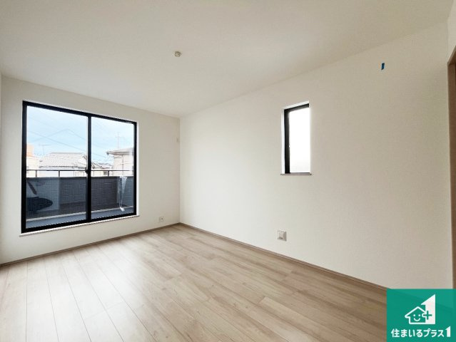 明石市二見町西二見　新築一戸建ての洋室|寝室は心地よい眠りについてもらいたくて、シンプルかつ開放的な空間な設計にしています！大きな窓から差し込む日が心地いいです♪