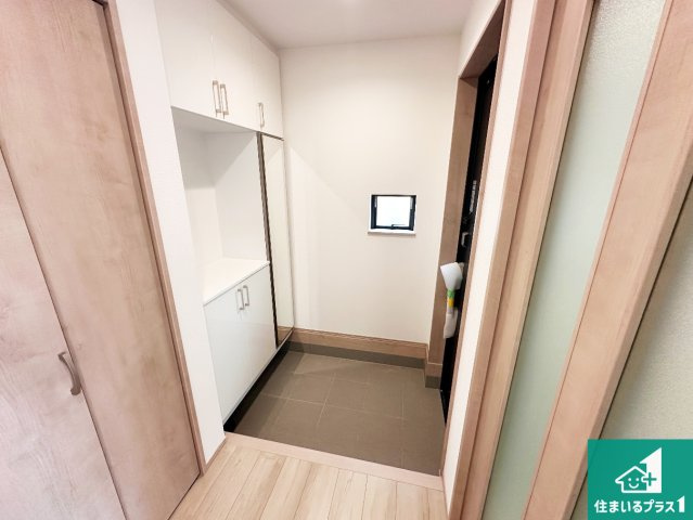 明石市二見町西二見　新築一戸建ての玄関|シューズボックスにはたくさんの靴が収納できるので玄関周りはいつもスッキリ！ご家族が増えても安心！