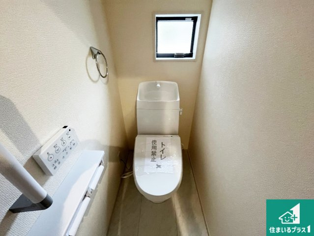 揖保郡太子町東南　第3期　新築一戸建てのトイレ|1・2階の2ヶ所にあるので、朝の忙しい時間の順番待ちもなく、深夜の利用にも大変便利です。