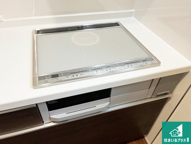 揖保郡太子町東南　第3期　新築一戸建ての設備|火を使わないので、安心なＩＨコンロ！でこぼこが無い構造なので、掃除もしやすく清潔に保てます！