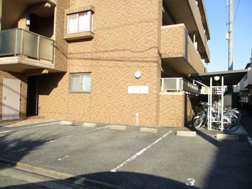 レージュ中根の駐車場