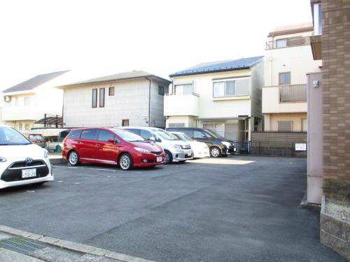 レージュ中根の駐車場