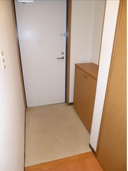 レージュ中根の玄関