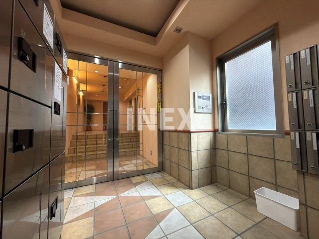 横浜市中区寿町１丁目の賃貸マンションのエントランス