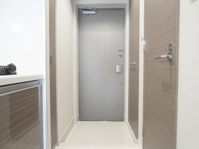 グラントゥルース赤羽プレミオの玄関|収納付きの玄関でスッキリ使えます