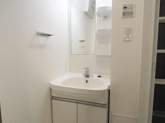 グラントゥルース赤羽プレミオの洗面所|嬉しい独立洗面台付きです