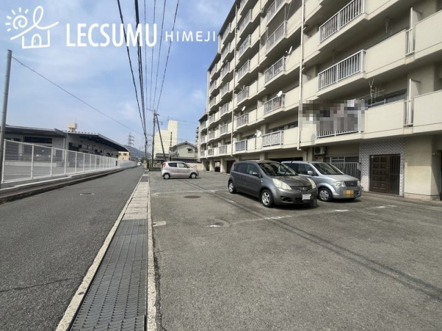 万葉ハイツ姫路の駐車場