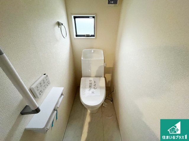 揖保郡太子町東南　第3期　新築一戸建てのトイレ|1・2階の2ヶ所にあるので、朝の忙しい時間の順番待ちもなく、深夜の利用にも大変便利です。