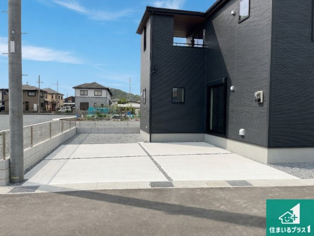 揖保郡太子町東南　第3期　新築一戸建ての駐車場|並列２台駐車可能！ゆとりの駐車スペースで車庫入れもスムーズ！