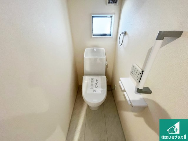 揖保郡太子町東南　第3期　新築一戸建てのトイレ|1・2階の2ヶ所にあるので、朝の忙しい時間の順番待ちもなく、深夜の利用にも大変便利です。