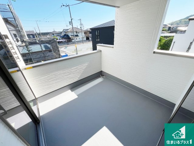揖保郡太子町東南　第3期　新築一戸建てのバルコニー|南側に面したバルコニーですので明るい日差しを取り込み洗濯物をしっかり乾かしてくれます。
