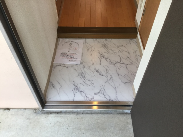 ドエル・ミョウセイの玄関