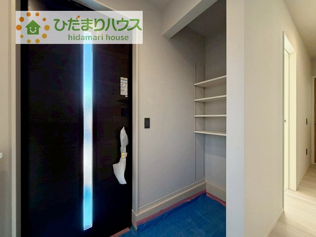 【玄関】 | つくば市松栄1期　新築戸建 | シューズクロークはベビーカーやゴルフバックなど、大きな荷物を置けるのでとっても便利♪
横開きの扉付きで、隠して収納出来ますね(^^)
