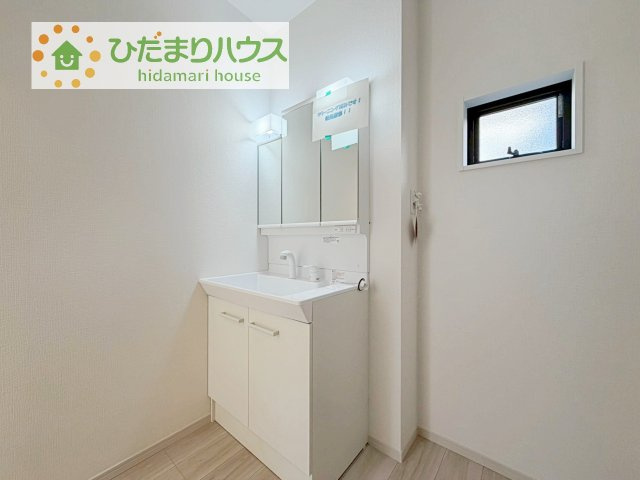 【独立洗面台】 | つくば市松栄1期　新築戸建 | 三面鏡の大きな鏡は憧れます(^^♪
鏡の後ろは収納となっていて、細かいものでも収納できるのでスッキリと整理できます！