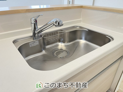 【キッチン】 | CRADLEGARDEN小山市東間々田第7　5号棟 | ビルトイン型浄水器を内蔵したキッチン水栓。お米を研いだり、野菜を洗ったりするときなど用途に応じてワンタッチで浄水に切り替えが可能です。カートリッジ式なので、フィルターを簡単に交換する事が出来ます。