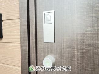 【設備】 | CRADLEGARDEN小山市東間々田第7　5号棟 | 玄関キーは上下２箇所のダブルロックキーと防犯性の高い電池錠で安全に配慮してます。