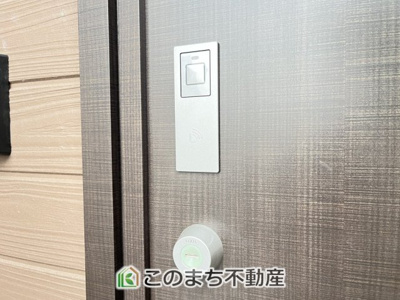 【設備】 | CRADLEGARDEN小山市東間々田第7　5号棟 | 玄関キーは上下２箇所のダブルロックキーと防犯性の高い電池錠で安全に配慮してます。