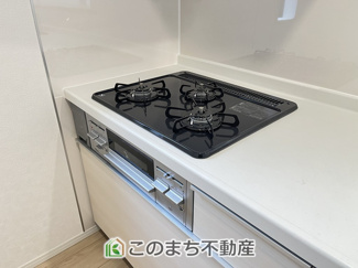 【キッチン】 | CRADLEGARDEN小山市東間々田第7　5号棟 | 三ツ口コンロ採用で、同時調理もスムーズ◎！お料理を並べられるカウンター付きで、配膳・片付けをサポート！リビングで過ごすご家族とコミュニケーションを楽しみながら作業可能です♪