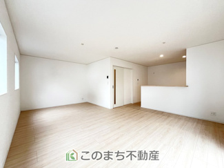【居間・リビング】 | CRADLEGARDEN小山市東間々田第7　5号棟 | 開放感のある広々としたリビング☆家族みんなでゆったりくつろげます♪
南側から暖かな日差しが差し込みます♪キッチンからリビングの様子がよく見渡せます☆