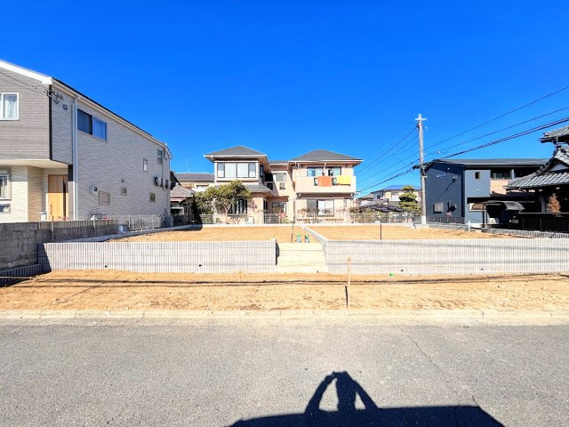 港南区日限山3丁目　新築戸建ての前面道路含む現地写真|◆前面道路も幅員があり車の運転も安心！前面道路は閑静な住宅地。車通りの少ない道路です。お子様にも安心です。
