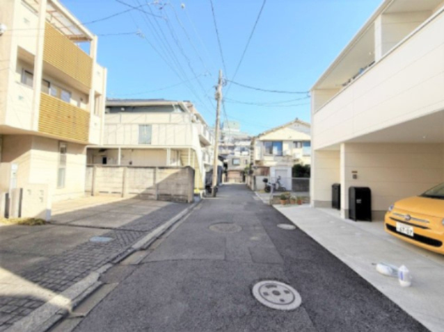 【前面道路含む現地写真】 | ■学芸大学駅７分■東口商店街の近く■２０２１年リフォーム歴■４ＬＤＫ＋車２台 | ■東横線「学芸大学駅」歩７分
■東口商店街を抜けてすぐの好立地
■２０２１年に内装リフォーム済
■４ＬＤＫ＋車２台可
■内覧予約受付中