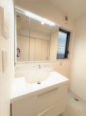 【独立洗面台】 | ■学芸大学駅７分■東口商店街の近く■２０２１年リフォーム歴■４ＬＤＫ＋車２台 | ■東横線「学芸大学駅」歩７分
■東口商店街を抜けてすぐの好立地
■２０２１年に内装リフォーム済
■４ＬＤＫ＋車２台可
■内覧予約受付中