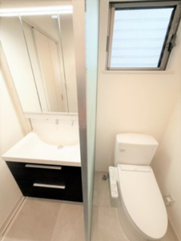 【トイレ】 | ■学芸大学駅７分■東口商店街の近く■２０２１年リフォーム歴■４ＬＤＫ＋車２台 | ■東横線「学芸大学駅」歩７分
■東口商店街を抜けてすぐの好立地
■２０２１年に内装リフォーム済
■４ＬＤＫ＋車２台可
■当社のみ販売中
■内覧予約受付中