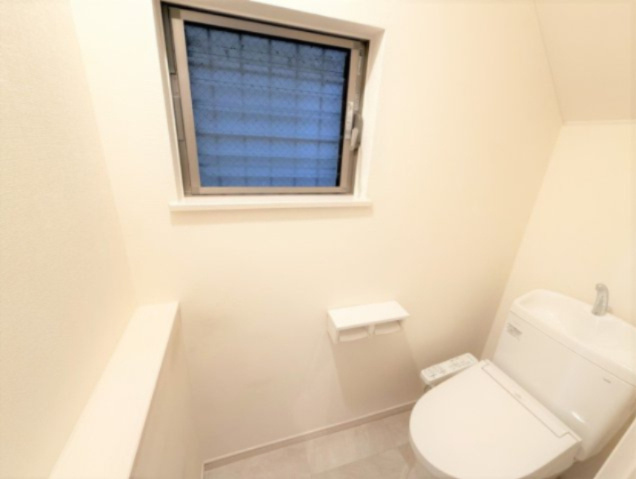 【トイレ】 | ■学芸大学駅７分■東口商店街の近く■２０２１年リフォーム歴■４ＬＤＫ＋車２台 | ■東横線「学芸大学駅」歩７分
■東口商店街を抜けてすぐの好立地
■２０２１年に内装リフォーム済
■４ＬＤＫ＋車２台可
■当社のみ販売中
■内覧予約受付中