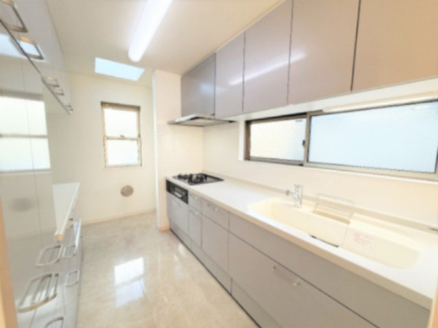 【キッチン】 | ■学芸大学駅７分■東口商店街の近く■２０２１年リフォーム歴■４ＬＤＫ＋車２台 | ■東横線「学芸大学駅」歩７分
■東口商店街を抜けてすぐの好立地
■２０２１年に内装リフォーム済
■４ＬＤＫ＋車２台可
■内覧予約受付中