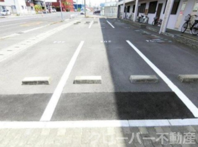 フィネス坂本の駐車場