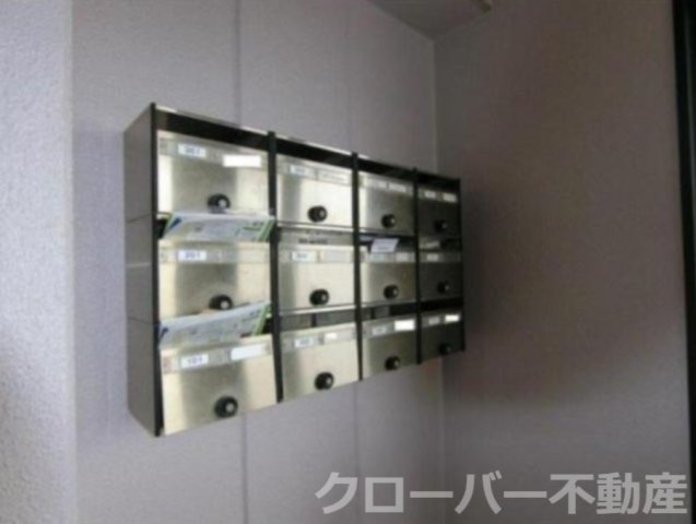 フィネス坂本のエントランス|集合ポスト