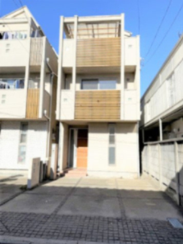 【外観】 | ■学芸大学駅７分■東口商店街すぐ■１４５平米可能■南道路で陽当り良好 | ※現況
■東横線「学芸大学駅」７分
■東口商店街からすぐの住宅街
■南道路面で陽当り良好
■現況間取図あり（１１２平米、４ＬＤＫ＋車庫２台）
■最大１４５平米可能
■お好きなハウスメーカーで建築可