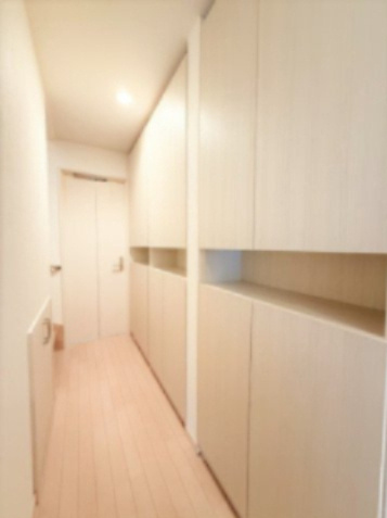 【その他】 | ■学芸大学駅７分■東口商店街すぐ■１４５平米可能■南道路で陽当り良好 | ※現況内装
■東横線「学芸大学駅」７分
■東口商店街からすぐの住宅街
■南道路面で陽当り良好
■現況間取図あり（１１２平米、４ＬＤＫ＋車庫２台）
■最大１４５平米可能
■お好きなハウスメーカーで建築可