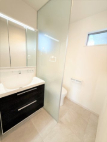 【その他】 | ■学芸大学駅７分■東口商店街すぐ■１４５平米可能■南道路で陽当り良好 | ※現況内装
■東横線「学芸大学駅」７分
■東口商店街からすぐの住宅街
■南道路面で陽当り良好
■現況間取図あり（１１２平米、４ＬＤＫ＋車庫２台）
■最大１４５平米可能
■お好きなハウスメーカーで建築可