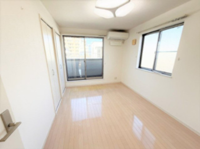 【その他】 | ■学芸大学駅７分■東口商店街すぐ■１４５平米可能■南道路で陽当り良好 | ※現況内装
■東横線「学芸大学駅」７分
■東口商店街からすぐの住宅街
■南道路面で陽当り良好
■現況間取図あり（１１２平米、４ＬＤＫ＋車庫２台）
■最大１４５平米可能
■お好きなハウスメーカーで建築可