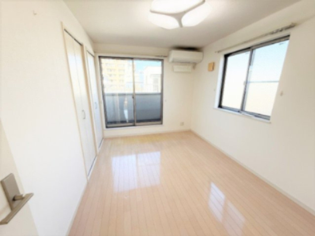 【その他】 | ■学芸大学駅７分■東口商店街すぐ■１４５平米可能■南道路で陽当り良好 | ※現況内装
■東横線「学芸大学駅」７分
■東口商店街からすぐの住宅街
■南道路面で陽当り良好
■現況間取図あり（１１２平米、４ＬＤＫ＋車庫２台）
■最大１４５平米可能
■お好きなハウスメーカーで建築可